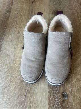 BearPaw Beige Suede Slip-On with Burgundy Heel Pull